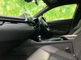 助手席側から運転席まわりまで見渡せる室内で、前席の配置や足元の広がりを確認できます。落ち着いた色調でまとめられ、乗り込んだ際も統一感のある空間です。