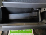 フロントは質感の高いフルファブリック&times;ソフトレザー調ベンチシートタイプ。座面も広く、シート厚さもあり、座り心地が良く、使い勝手がいいですよ!