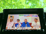 テレビ画面を大きく表示でき、停車中の休憩時間などに番組を視聴できます。画面下には操作ボタンも配置されており、音量調整や画面の切り替えも行いやすい仕様です。