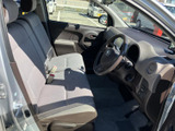 明るい色合いのシートと、すっきり見渡せる運転席まわりで、乗り込んだ際にも開放感があります。座面や背もたれの形状も確認しやすく、日々の移動で過ごす前席として使いやすい空間です。