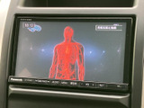 テレビ番組の映像を表示できる画面を備えています。目的地に到着した後など、停車中のひとときに映像を楽しめるのが魅力です。画面表示を確認しながら、車内でくつろぐ時間にお役立てください。