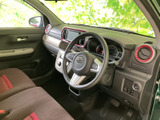 運転席から前方を見渡しやすい視界が広がり、メーターや中央の画面も自然に目に入る配置です。前席の座面や足元にもゆとりがあり、毎日の運転を落ち着いて始められます。