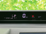速度やシフト位置などの表示がまとまり、運転に必要な情報を確認しやすいレイアウトです。数字や表示が見やすく、出発前や停車時にもひと目で確認できます。