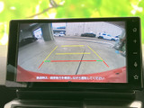 後方の様子をモニターで確認しながら駐車でき、画面には進路の目安となるガイド線も表示されます。駐車時の周囲確認を助ける、日常に便利な装備です。