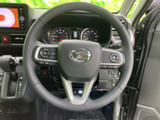 手元にスイッチ類が配されており、運転姿勢を保ちながら各種機能を扱いやすい仕様です。握りやすい形状で、日々の運転時に必要な操作を手元で行える利便性も備えています。