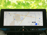 地図を大きく表示できる画面で、現在地や周辺の道路を確認しながら目的地を設定できます。画面下には音量などのボタンもまとまり、日常のお出かけで使いやすい構成です。