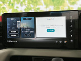 大型のディスプレイが視認性を高め、快適なドライブをサポート。多彩な機能で、エンターテインメント性も充実しています。日常の移動がより楽しくなります。