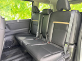 左右に並ぶシートはそれぞれヘッドレストとシートベルトを備え、同乗者も落ち着いて座れる空間です。窓から外の様子も見渡せ、移動時間を快適に過ごせます。
