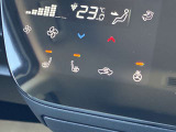 前席にはシートヒーターとステアリングにヒーターが付いてます。寒い冬には重宝します☆