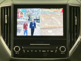 テレビ映像を画面で視聴できる装備です。停車中の休憩時間などに番組を楽しめるため、車内で過ごす時間の選択肢が広がります。画面表示も大きく、内容を確認しやすいのが魅力です。