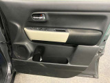 【運転席ドア】ドリンクホルダーと収納ポケットがあります。