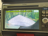 【バックカメラ】駐車時に後方がリアルタイム映像で確認できます。大型商業施設や立体駐車場での駐車時や、夜間のバック時に大活躍!運転スキルに関わらず、今や必須となった装備のひとつです!