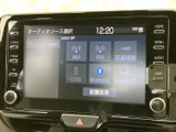 AM・FMや交通情報に加え、USB、Bluetooth、Miracastの選択肢が画面に並びます。表示が整理されているため、利用したい音源や接続方法を選びやすく、普段使いにも便利です。