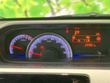 速度やエンジン回転数などの表示が見やすくまとまり、運転中に必要な情報を確認しやすい構成です。中央の表示部も視線を移しすぎず確認でき、毎日の運転をサポートします。