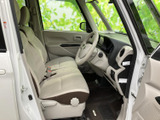 前席まわりは視界が広く、明るい色調のシートが室内をすっきり見せます。座面のゆったりした印象もあり、運転する方も助手席の方も落ち着いて過ごせる空間です。