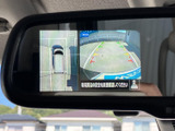 車両周辺を映す画面で、駐車時などに周囲の状況を確認するのに役立ちます。俯瞰表示と後方映像を切り替えて確認できるため、限られたスペースでの駐車も心強い装備です。