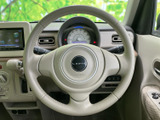 握りやすい形状で、前方を見ながら運転姿勢を整えやすいステアリングです。手元にはスイッチ類も備わり、視線を大きく移さずに操作しやすい配置で、普段の運転をサポートします。