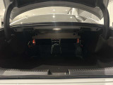 ゆったりとしたトランクルームでございます。たくさんのお荷物の車載が可能でございます。