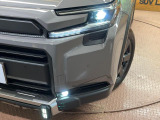 【LEDヘッドライト】悪天候や夜間走行時も良好な視界を確保し安心して運転できる高輝度LEDヘッドライトを装備!点灯速度が早く、消費電力も抑えられています。