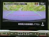 後方の映像とガイドラインを画面で確認でき、駐車時の周囲確認をサポートします。車両周辺を直接確認するよう促す表示もあり、目視と組み合わせて安全に駐車したい場面で役立ちます。