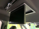 【13.2型有機ELフリップダウン】三列目からでも迫力のエンタメが観れる大画面フリップダウン。有機ELのモニターでは、一般的なフリップダウンよりも高コントラストでキレイな映像を楽しめます。