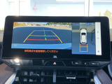 後方の映像に加えて車両周辺の表示も確認でき、駐車時の周囲確認を助けます。画面上の目安表示も見やすく、駐車スペースへの出入りなど、日常の取り回しで役立つ装備です。