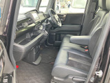 助手席側からも前方を見渡しやすく、広がりを感じる運転席まわりです。シートにはアームレストが備わり、足元もすっきりした印象。落ち着いた室内で快適にお過ごしいただけます。