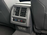運転席・助手席・後席で個別に温度調整が可能な3ゾーンフルオートエアコン。乗る人それぞれに快適な空調を提供します。