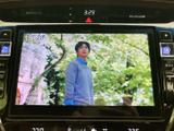 大きく見やすい画面でテレビ映像を楽しめます。停車中の休憩時間や待ち合わせの合間などに活用でき、車内で過ごす時間の楽しみが広がります。操作画面への切り替えもわかりやすい配置です。