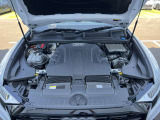 FSIは「Fuel Stratified Injection」の略で、直噴システムを指します。従来のポート噴射に比べて燃料を直接シリンダー内に噴射することで、燃焼効率が向上します。これにより、燃費の改善、排出ガスの削減が可能。
