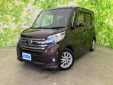 端正なフロントマスクと伸びやかな車体の組み合わせが、落ち着いた存在感を演出。周囲の景色にもなじむカラーで、毎日の移動を心地よく彩ります。正面からの表情も印象的です。