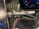 平均的な肩幅に径を合わせる事でドライバーは自然にステアリングを握れます。少しステアリングを太めに設定されているのは、握る力も小さく済み、疲労も少ないためです!