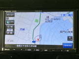 地図画面には現在地周辺の道路や地名が表示され、目的地までのルート確認に役立ちます。画面上の案内を見ながら行き先を把握でき、初めての場所への移動もサポートします。