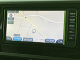 現在地や周辺の道路を画面で確認でき、目的地設定や表示切替も行えるナビ画面です。慣れない場所へのお出かけでも、行き先の確認やルート選びをサポートしてくれます。
