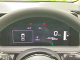 メーター内に速度やシフト位置などの情報が表示され、運転に必要な情報をひと目で確認しやすい構成です。車両周辺の表示も備わり、日々の運転をサポートします。