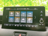 車両設定や交通情報、テレビ、時計などの項目が一覧で表示され、必要な機能を見つけやすい画面です。ホームや戻るのボタンも備わり、画面移動も確認しやすくなっています。