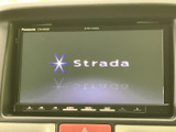 ナビゲーションとオーディオをまとめて使える一体型ユニットです。画面下には操作ボタンが並び、目的地の確認や音源の切り替えなど、日々の移動をサポートします。