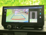 後方の映像に加えて目安となるガイドラインが表示され、駐車時に周囲との距離感を確認しやすい画面です。車庫入れや狭い場所での切り返しなど、日常の駐車をサポートしてくれます。