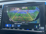 後方の映像にガイドラインが表示され、駐車時に車両後方と周囲の位置関係を確認しやすい画面です。切り返しや駐車スペースへの後退をサポートします。