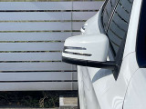 【LED内蔵ウィンカー】LEDとクロームの先進的なコントラストのミラーデザインに加え、後退時助手席側のミラーが自動で下方を向くリバースポジション機能も備えており実用性も兼ね備えています。