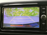 後方の映像にガイド線が重なって表示され、駐車時に車両後方の状況を確認する目安になります。周囲を直接確かめながら、バック操作をサポートします。