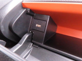 インパネアッパーボックス。運転席に一番近い収納。中に、USB電源ソケットがあるのでスマホの充電にぴったり。