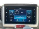 見やすい画面で、運転に必要な情報をしっかり確認できます。ラジオはもちろん、様々なメディアを楽しめるので、長距離ドライブも快適に過ごせます。