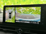 後方映像に加えて車両を上から見た表示もあり、駐車時に周囲や車の位置を確かめやすい装備です。ガイドラインも表示されるため、駐車枠に合わせる際の目安として便利です。
