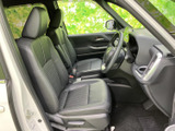 前席は運転席と助手席が並び、乗り降りの際にも室内を確認しやすい構成です。窓からの視界も広く、座面や背もたれにゆったり身体を預けられるため、毎日の移動も快適にお過ごしいただけます。