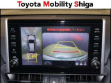 後方確認に便利なバックモニタ-を装備しています。天井から映したように見えるパノラミックビューモニター機能付きです。