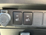 【シートヒーター】エアコンの温風で体を温めることとは異なり、車内の乾燥を防ぎつつ体もポカポカです。