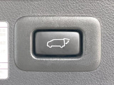 【パワーバックドア】スマートキーや運転席のボタンを押すだけでリアゲートが自動で開閉します!荷物を持っている時や、高い位置にあるバックドアを閉める際に便利な機能です♪