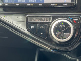 【オートエアコン】一度お好みの温度に設定すれば、車内の温度を検知し風量や温度を自動で調整。暑い&hellip;寒い&hellip;と何度もスイッチ操作をする必要はありません。快適な車内空間には必須の機能ですね♪