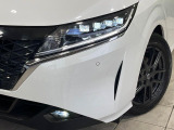 【LEDヘッドライト】悪天候や夜間走行時も良好な視界を確保し安心して運転できる高輝度LEDヘッドライトを装備!点灯速度が早く、消費電力も抑えられています。